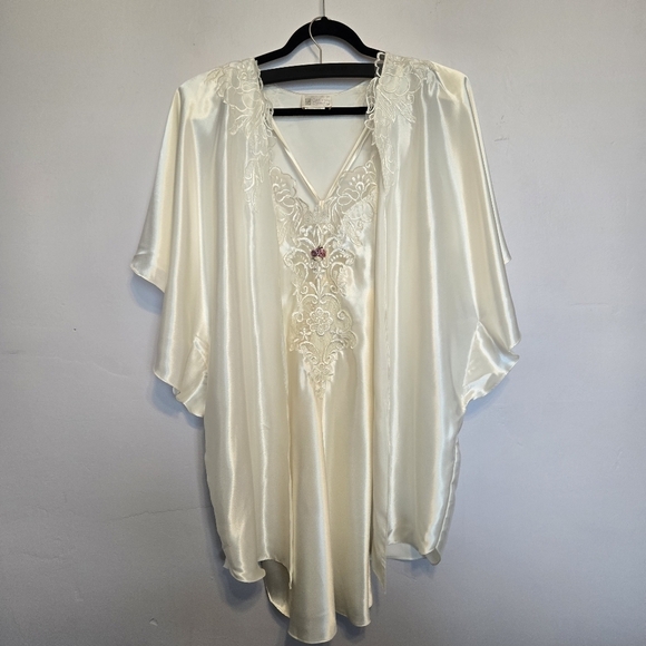 California Dynasty Other - Expressions by California Dynasty beautiful VINTAGE bridal nite gown & robe set
